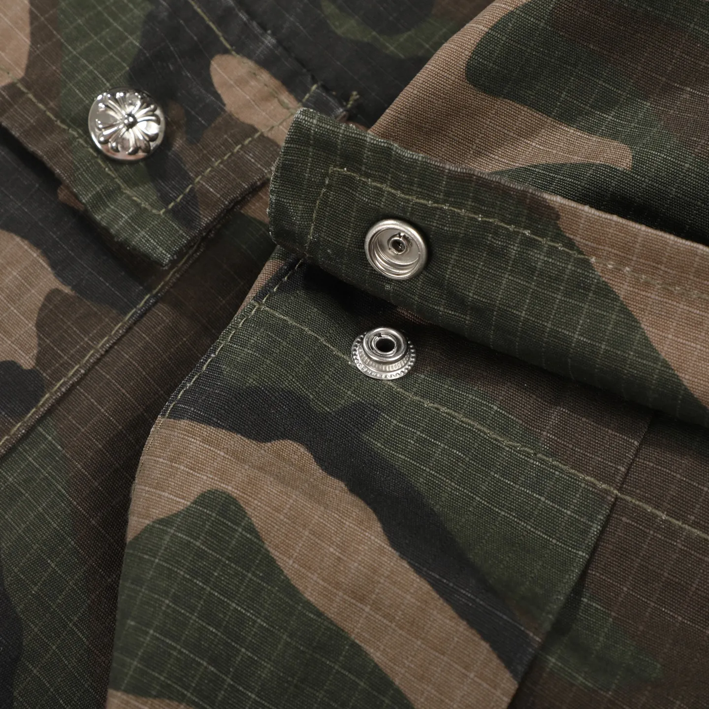 P280 Chrome HeartsCH camouflage logging pants straight-leg Sanskrit unisex overalls, W-level cabinet, patchwork cross pattern embellishment, high-waisted washed jeans! ! Absolutely high-end luxury products, 1.9W-level god-level single products, super popular products, built with top heavy industry, a magic weapon that cannot be missed. About Zangyin, this is an extremely luxurious fashion brand, which can also be called the aristocrats of the high street. It has always been an exclusive brand for some hipsters or the rich second generation. Compared with ordinary high streets, it is more luxurious and noble. Compared with luxury brands, it has a more fashionable personality and has always been a brand that I have a special liking for. Imported yarn is custom-woven into a high-density twill canvas, which ensures a crisp silhouette while also making the fabric very delicate to the touch. It follows the B01 classic silhouette, with a crisp and stylish upper body. The ready-made garments are stone-milled and fermented, so they can be matched with any style. Buttons and zippers are made of authentic YKK retro metal products. Double-layer canvas on the front knees has perfect details. All hardware is customized. Color: Camouflage Size: 28/30/32/34/36 Waist: 74/79/84/89/94 Sitting: 104/109/114/119 Pants length: 101/102/104/106/108